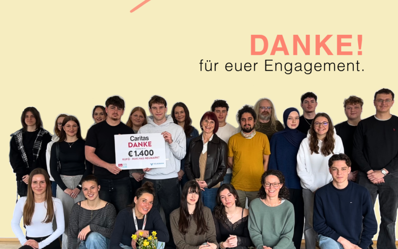 Eine Gruppe von Menschen versammelt sich mit einem Schild, das 1.400 Euro für Caritas zeigt, um Dankbarkeit für ihr Engagement auszudrücken.