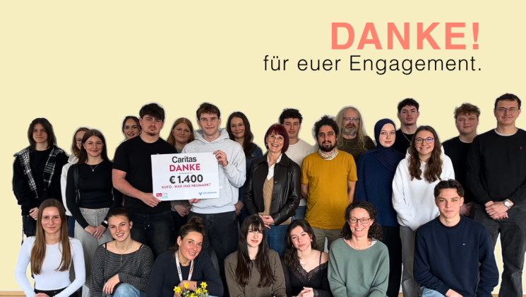 Eine Gruppe von Menschen versammelt sich mit einem Schild, das 1.400 Euro für Caritas zeigt, um Dankbarkeit für ihr Engagement auszudrücken.