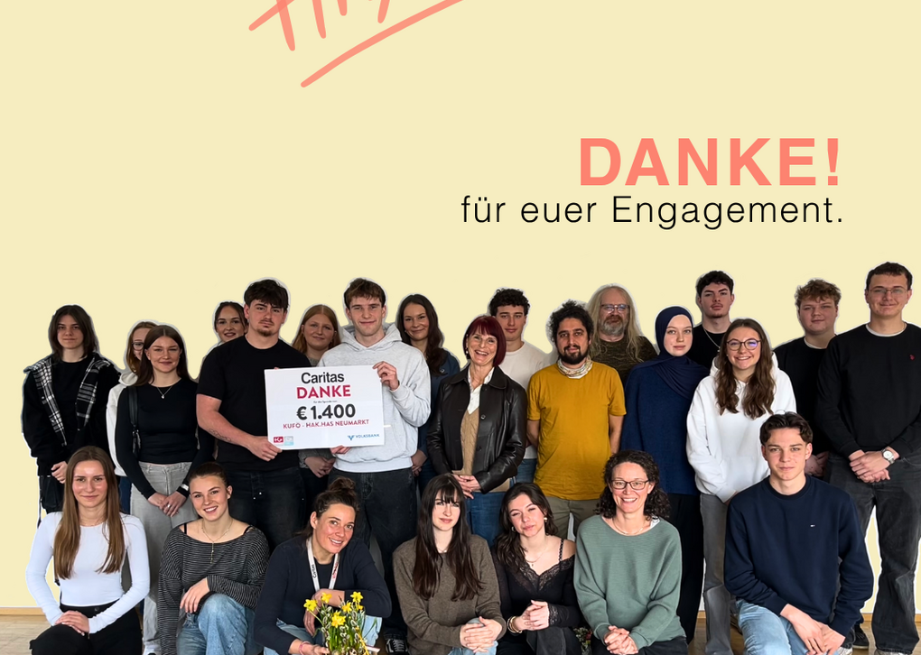 Eine Gruppe von Menschen versammelt sich mit einem Schild, das 1.400 Euro für Caritas zeigt, um Dankbarkeit für ihr Engagement auszudrücken.