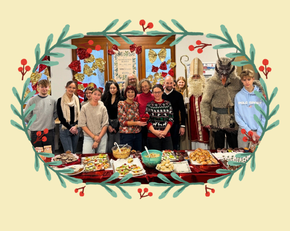 Eine Gruppe von Menschen versammelt sich um einen Tisch mit verschiedenen Festessen, umgeben von weihnachtlicher Dekoration.