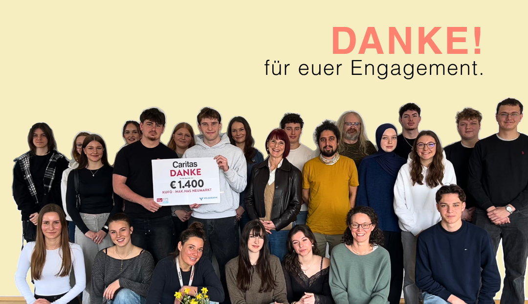 Eine Gruppe von Menschen versammelt sich mit einem Schild, das 1.400 Euro für Caritas zeigt, um Dankbarkeit für ihr Engagement auszudrücken.