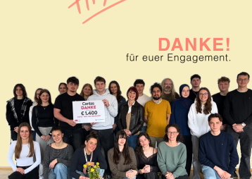 Eine Gruppe von Menschen versammelt sich mit einem Schild, das 1.400 Euro für Caritas zeigt, um Dankbarkeit für ihr Engagement auszudrücken.